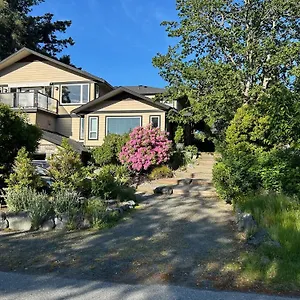 Quiet Neighborhood, Just A Short Drive To Downtown Apartment Victoria